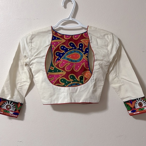 Handstitched Indian blouse, Can be worn with a saree/mix and match with lehenga. - Picture 2 of 6